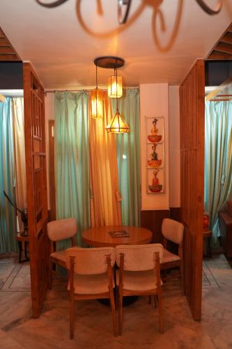 a dining room with a table and chairs at Hotel Chail Hill & Restaurant in Chachyot
