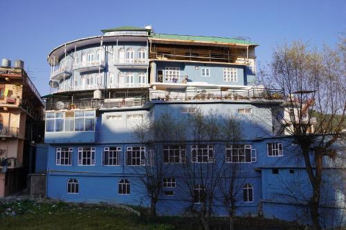 a large blue building with a round top at Hotel Chail Hill & Restaurant in Chachyot