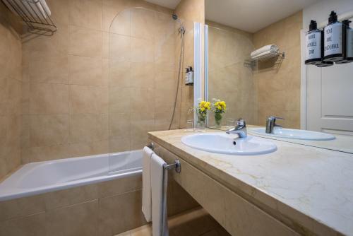 a bathroom with a sink and a bath tub at Crisol Monasterio de San Miguel in El Puerto de Santa María