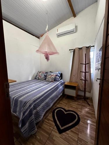 a small bedroom with a bed in a room at Casa da praia Atins Maranhão in Atins
