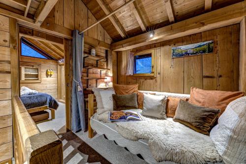- un salon avec un canapé dans une cabane en rondins dans l'établissement Tiki Lodge - hot tub & sauna, à Chamonix-Mont-Blanc