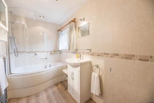 Et badeværelse på Ann Page Cottage, Aldeburgh