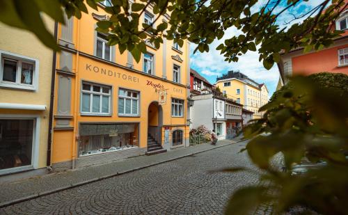 an empty street in a town with buildings at Alte Konditorei in Lindau