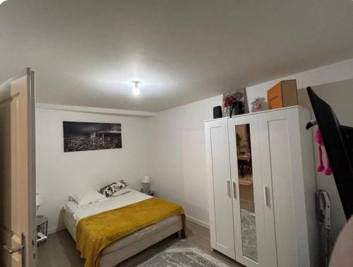 - une petite chambre avec un lit et une armoire dans l'établissement Appartement centre ville, à Avignon