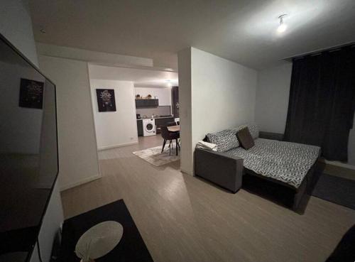 une chambre avec un lit et une salle à manger dans l'établissement Appartement centre ville, à Avignon