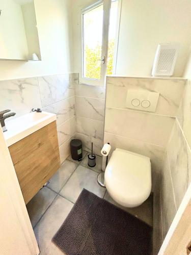 une petite salle de bain avec toilettes et lavabo dans l'établissement Villa dans un Camping - Le Joyau du Camping, à Puget-sur Argens