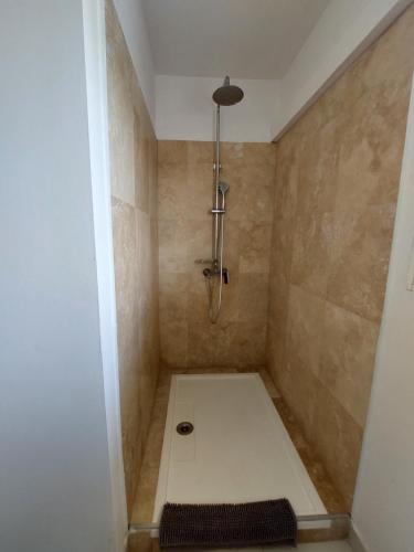 Pura Vida tesisinde bir banyo