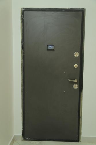 a black door with a handle on a wall at Luxueux T3 à Oran. in Oran