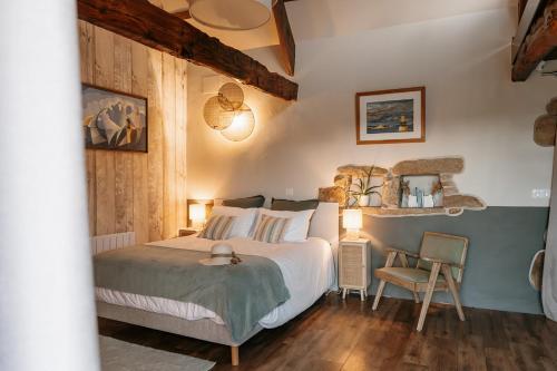 une chambre avec un lit, une table et une chaise dans l'établissement Traou ar Vilin, à Pleumeur-Bodou