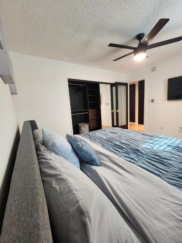 Ένα ή περισσότερα κρεβάτια σε δωμάτιο στο Spacious 1 bedroom 1 bath condo with parking