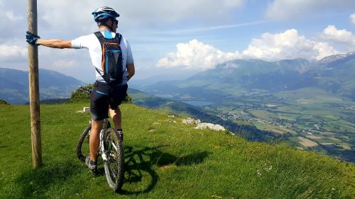 a man riding a bike on a hill at Les deux soeurs in Cholonge