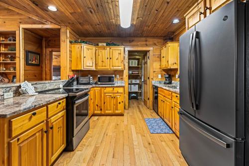 Dapur atau dapur kecil di Waters Edge Cabin