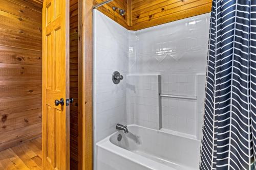 Bilik mandi di Waters Edge Cabin
