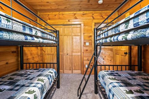 Katil atau katil-katil dalam bilik di Waters Edge Cabin