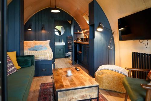 una camera da letto con pareti blu, un letto e un tavolo di Crowtree by Wigwam Holidays a Spalding