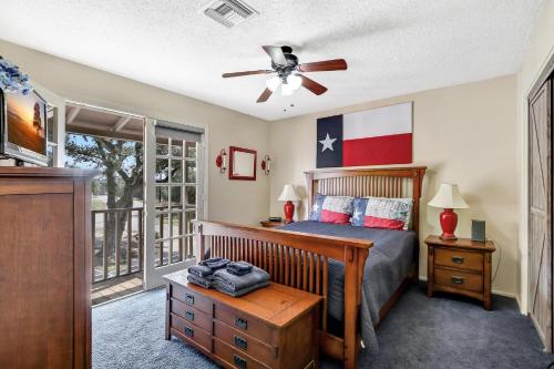 ein Schlafzimmer mit einem Bett und einem Deckenventilator in der Unterkunft Lakeside Overlook in Canyon Lake