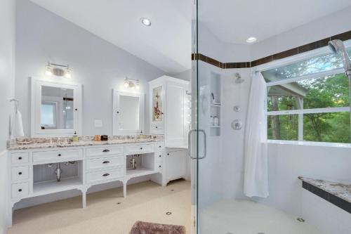 Ένα μπάνιο στο Creekside Retreat