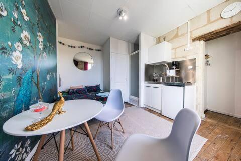 un salon avec une table et des chaises et une cuisine dans l'établissement Le petit Leon - CENTRE Chinon - idéal CNPE, à Chinon