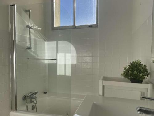 une salle de bain blanche avec une douche et un lavabo dans l'établissement Appart 2 pièces 4 couchages BANYULS SUR MER BN100-D321, à Banyuls-sur-Mer