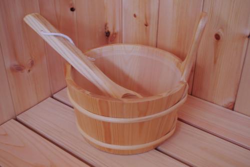 a wooden bucket sitting on top of a wooden floor at サウナ&ステイ吉日荘-益子町のサウナ付の貸切古民家 BBQ 高速Wi-fi in Mashiko