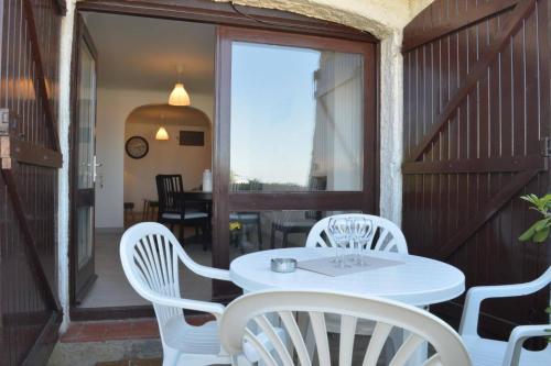 - une table et des chaises blanches sur une terrasse couverte dans l'établissement Appart 2 pièces 4 couchages BANYULS SUR MER BN160-61A, à Banyuls-sur-Mer
