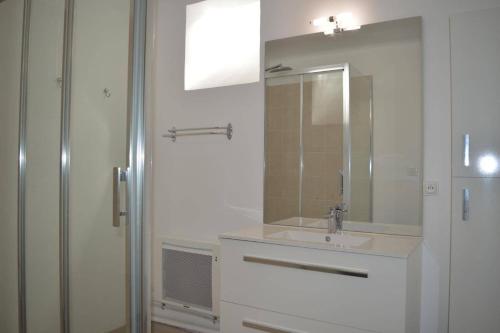 une salle de bain blanche avec un lavabo et un miroir dans l'établissement Appart 2 pièces 4 couchages BANYULS SUR MER BN160-61A, à Banyuls-sur-Mer
