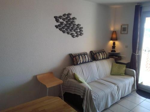 un salon avec un canapé et une table dans l'établissement Appart 2 pièces 2 couchages BANYULS SUR MER BN120-2106, à Banyuls-sur-Mer