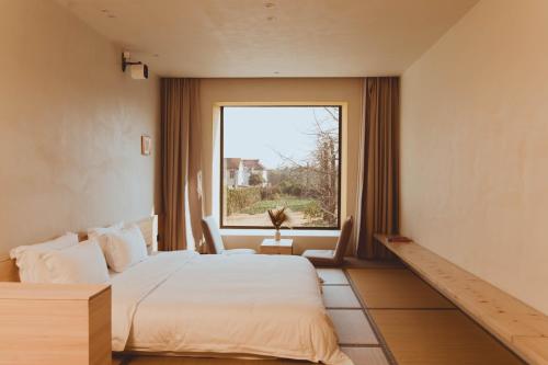 Postel nebo postele na pokoji v ubytování Shanghai Xingshe Camping B&B Disney Branch