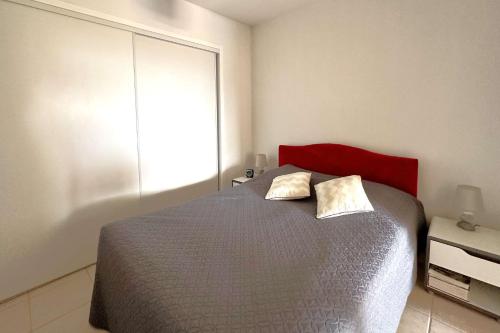 une chambre avec un lit et un grand miroir dans l'établissement HYEGUY Appartement pour 3 personnes en rez de jardin avec piscine commune à Giens, à Hyères