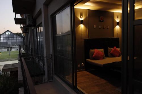 Postel nebo postele na pokoji v ubytování Luxury 1BHK Apartment In Bahria Town