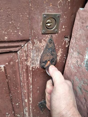 a person is opening a metal door with a knife at Le Haut Relais des Seigneurs - 5 mn Royal Palace de Kirrwiller in Bouxwiller