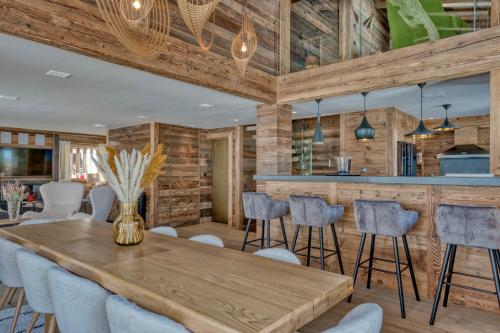 une salle à manger avec une table et des chaises en bois dans l'établissement Chalet des rêves, à Megève