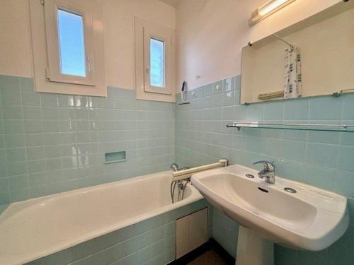 une salle de bain avec un lavabo et une baignoire dans l'établissement Quiberon - 2 pièces, 40m², 4 pers, parking, balcons, près de la mer - FR-1-478-26, à Quiberon