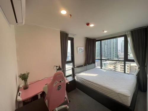 - une chambre avec un lit rose et une fenêtre dans l'établissement 小太阳民宿, à Bangkok