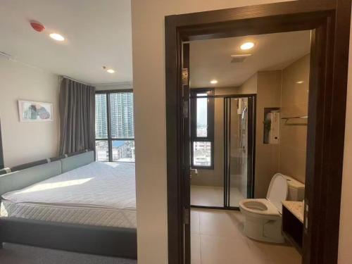 - une chambre avec un lit, une douche et des toilettes dans l'établissement 小太阳民宿, à Bangkok