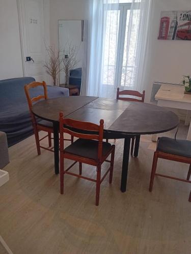 une table et des chaises dans un salon dans l'établissement T2 fonctionnel à 100m Vieux port, à Marseille