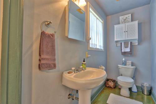 Et badeværelse på Sunflower Ridge Cottage