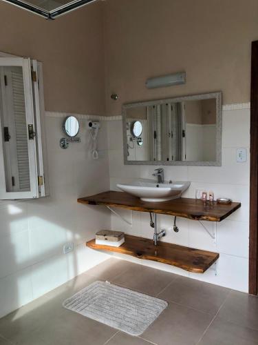 a bathroom with a sink and a mirror at Hotel Fazenda São Francisco in Cunha