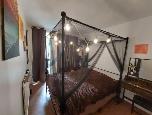 Photo de la galerie de l'établissement Chambre privée avec petit bureau, à Élancourt