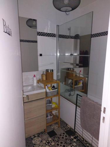 Photo de la galerie de l'établissement Chambre privée avec petit bureau, à Élancourt