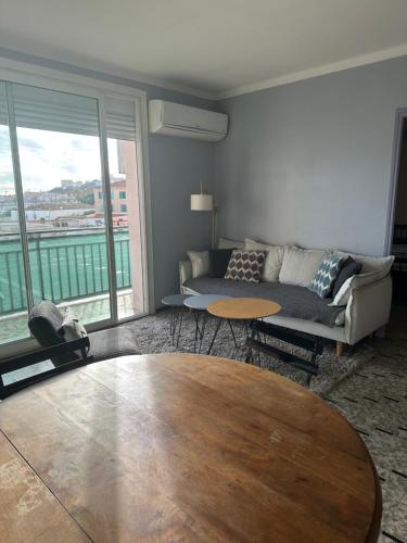un salon avec un canapé et une table dans l'établissement Appartement t4 spacieux 100m2 climatisé, à Ajaccio