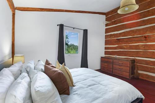 a bedroom with a large bed with a wooden wall at Ozuye Lodge in Fischer