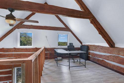 a room with a desk and a chair in a attic at Ozuye Lodge in Fischer