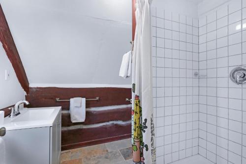 a bathroom with a shower and a sink at Ozuye Lodge in Fischer
