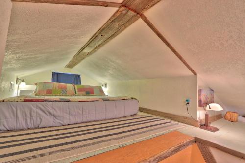 Un dormitorio con una cama en un ático en Sunflower Ridge Cabin, en San Marcos