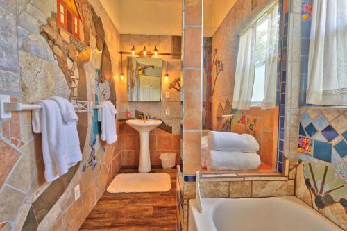 un baño con bañera y lavabo en Sunflower Ridge Cabin, en San Marcos