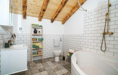 Ένα μπάνιο στο Holiday Home Marilu with pool