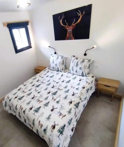 Ένα ή περισσότερα κρεβάτια σε δωμάτιο στο Le Bois Cosy appartement 4 étoiles 6 personnes, ACCES SKI ALPE D'HUEZ GRAND DOMAINE A 3 K M