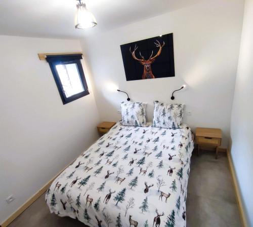 Ένα ή περισσότερα κρεβάτια σε δωμάτιο στο Le Bois Cosy appartement 4 étoiles 6 personnes, ACCES SKI ALPE D'HUEZ GRAND DOMAINE A 3 K M