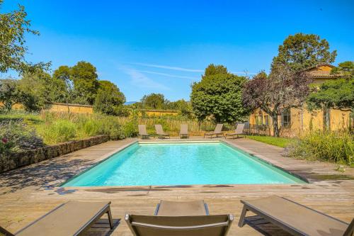 - une piscine avec des chaises longues et des chaises dans la cour dans l'établissement Cuvage des Pierres Dorées - Beaujolais, à Denicé